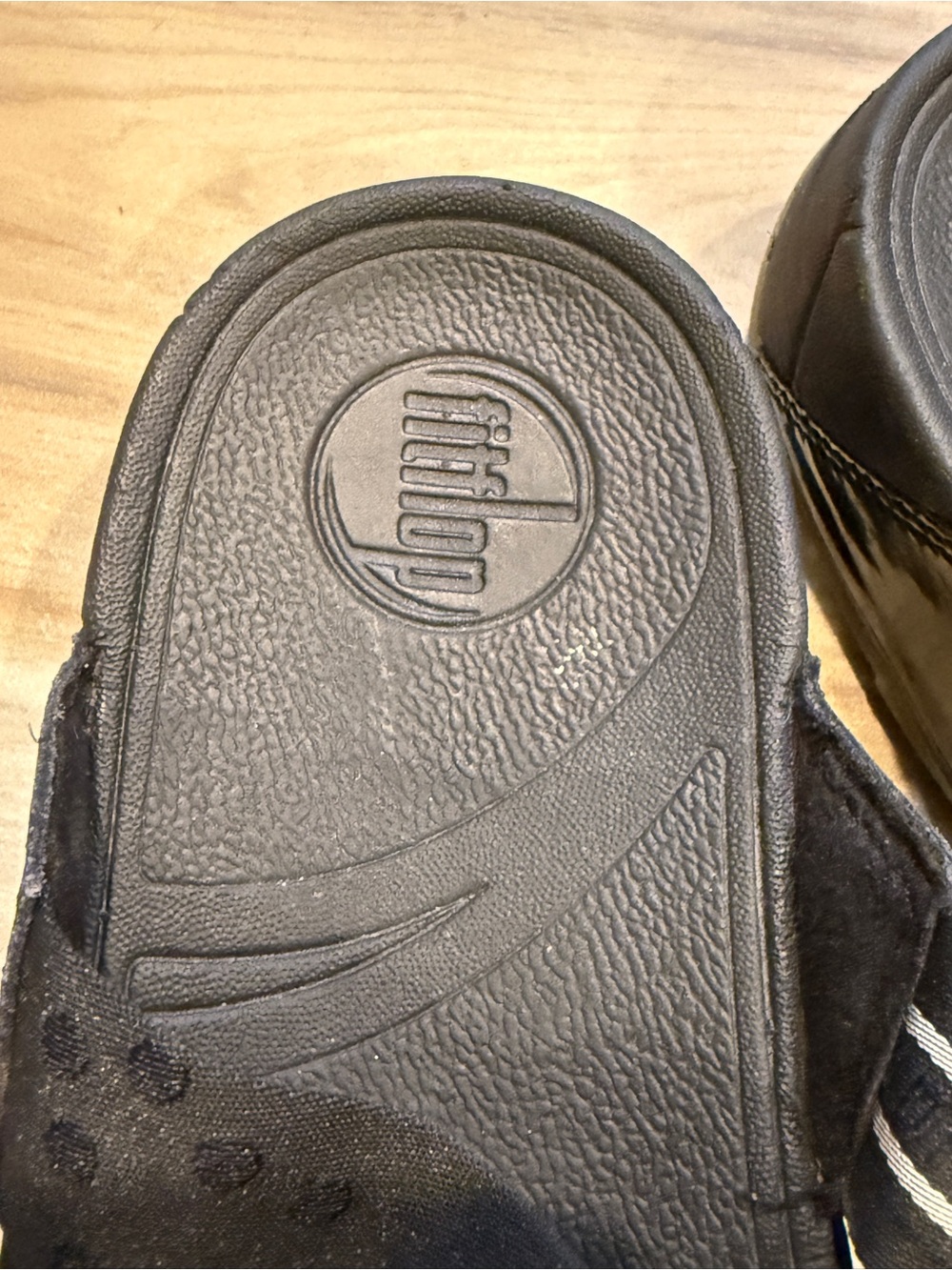 FITFLOP Black DISNEY Patent Logo Thong Sandals - Picture 3 of 9